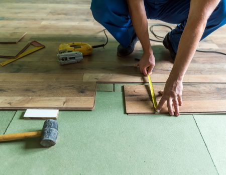 worker install the laminate floor